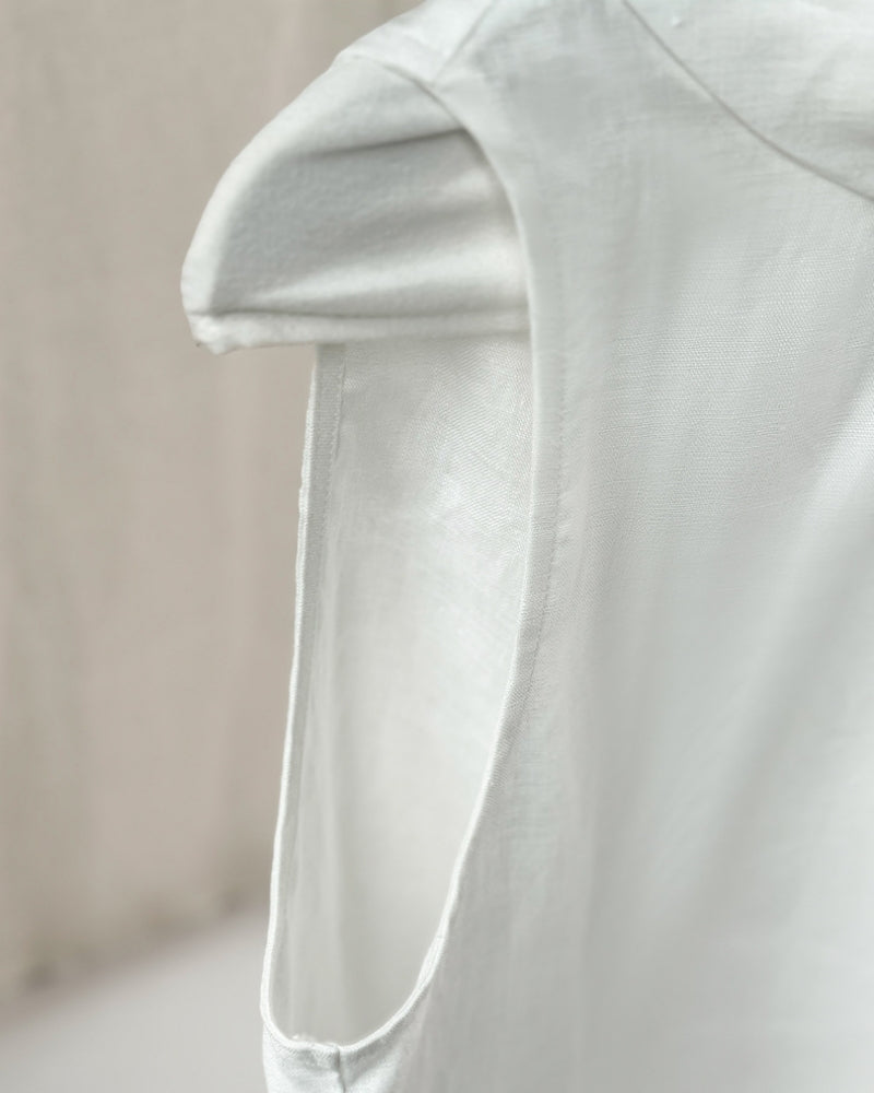 Sleeveless Linen Top with Ruffled Neckline Suitpure